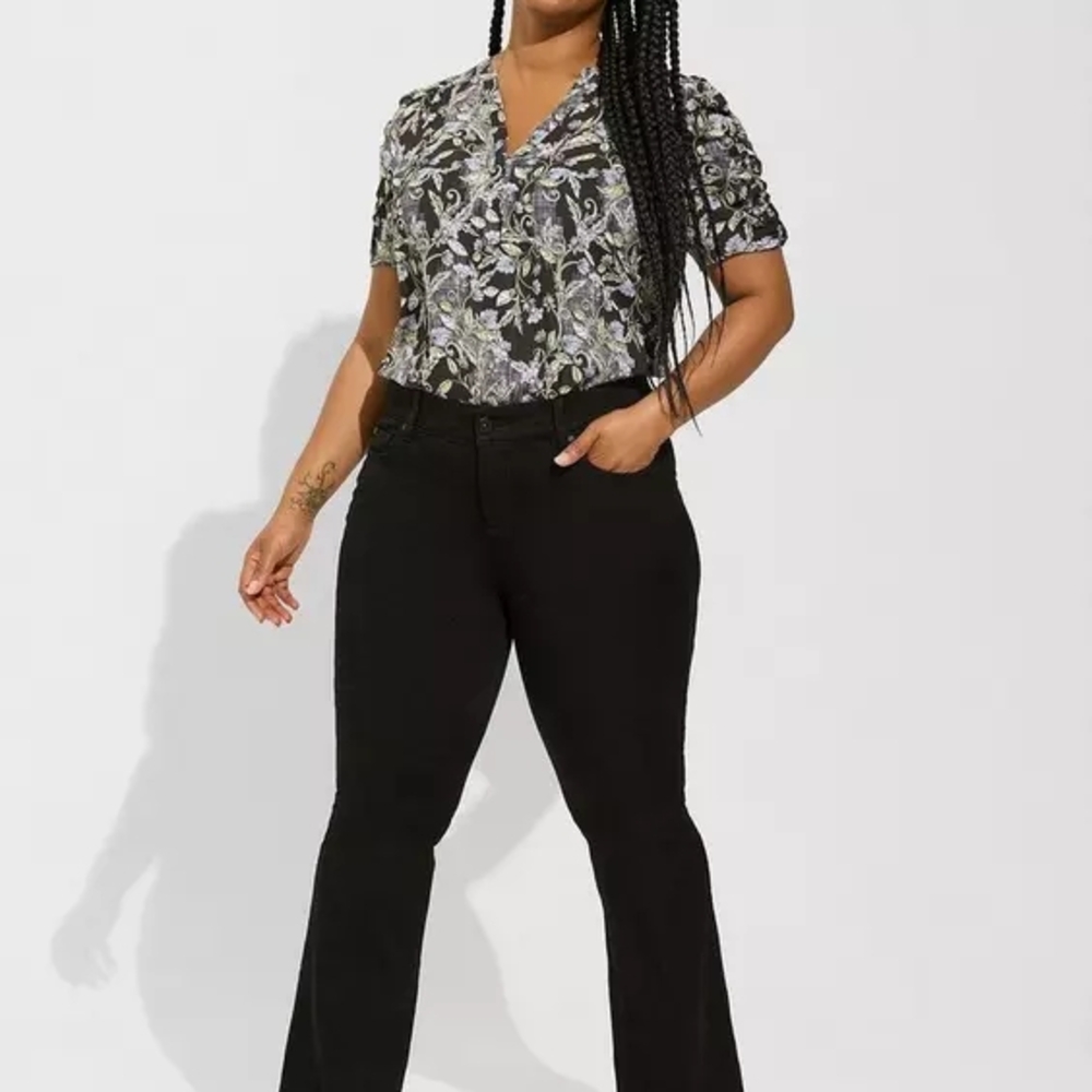 Harper Ruched Short Sleeve Floral Top - Picture 4 of 5